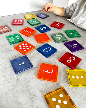 srovnání magnetických stavebnic Connetix Tiles a Learn and Grow Toys - dílky Connetix