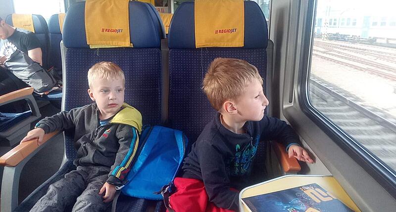 jízda vlakem s dětmi - jak je zabavit